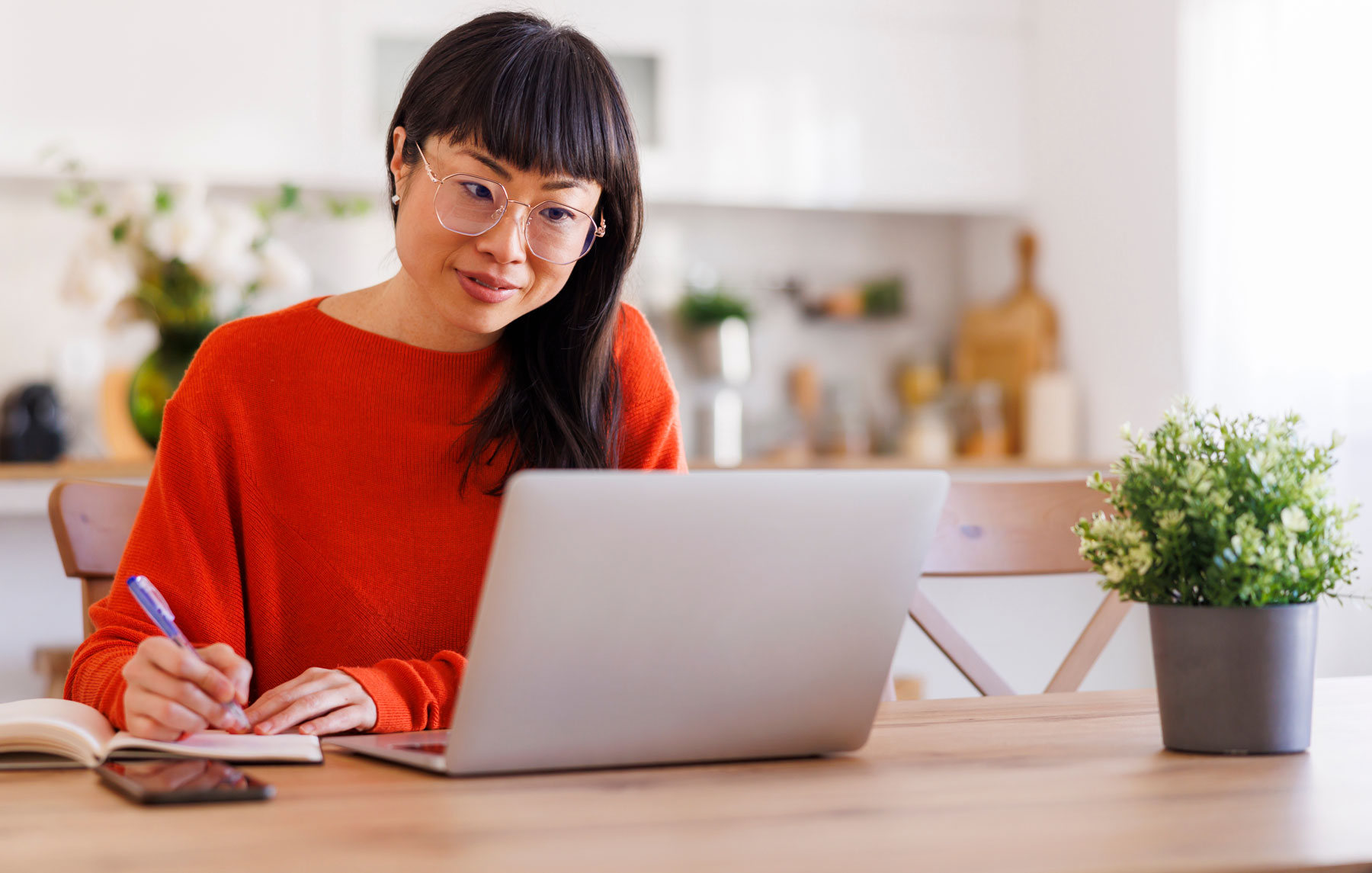 在笔记本电脑上工作的女人