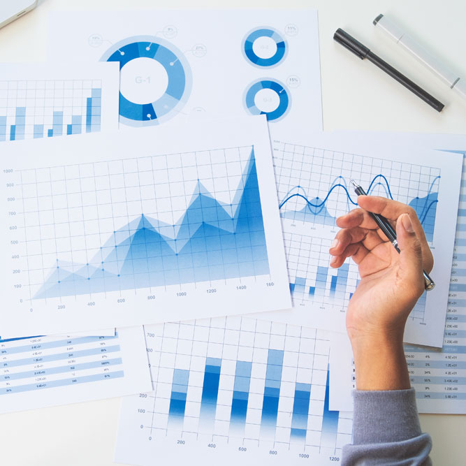 手拿着笔放在报告上方