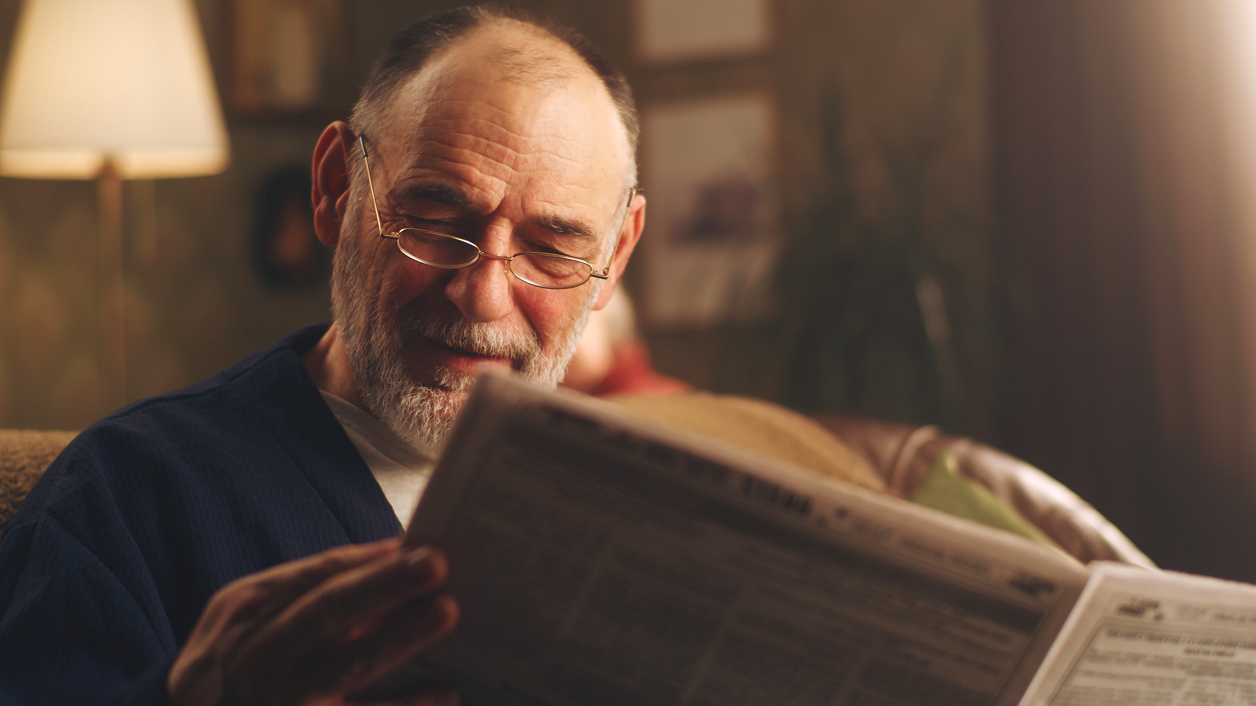 阅读报纸的男子